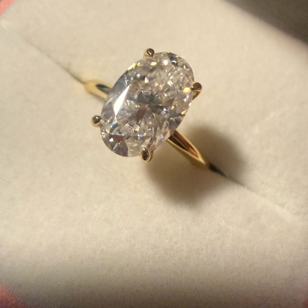 Effinny Classic Gold Solitaire Oval-Cut Ring with Clear Stone